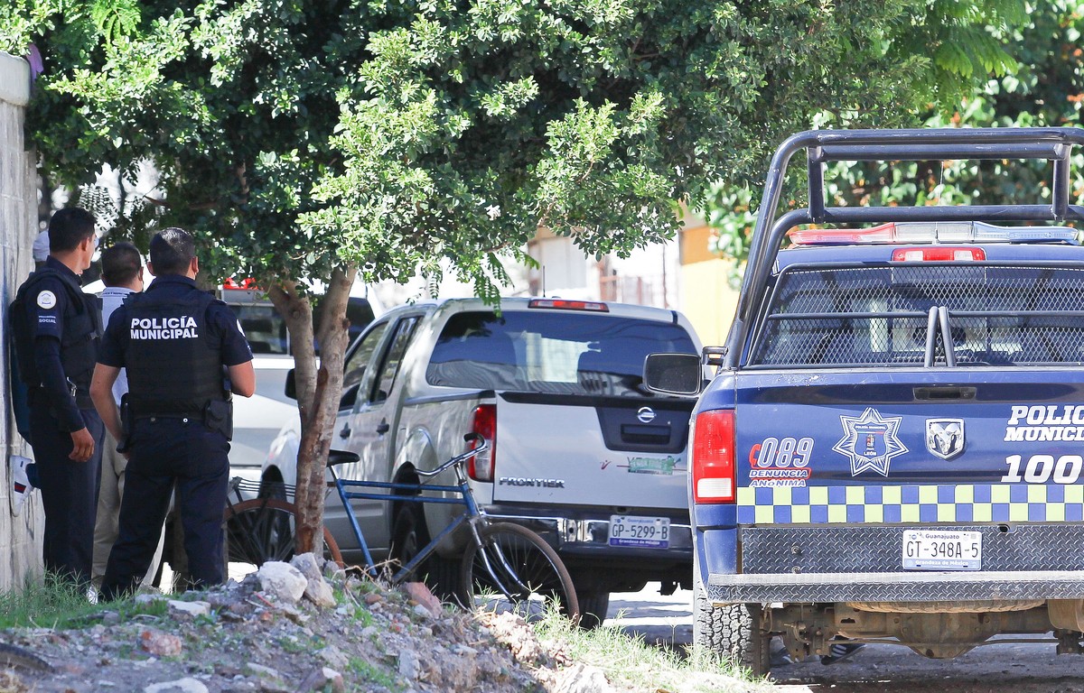 epa10064155 Police officers at the scene where at least six people were killed in an attack in Leon, Guanajuato state, Mexico, 10 July 2022. At least six people were killed this Sunday while they were ...