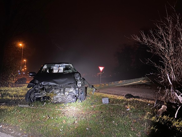 Betrunkener (21) klaut Auto in Mägenwil und fährt es zu Schrott