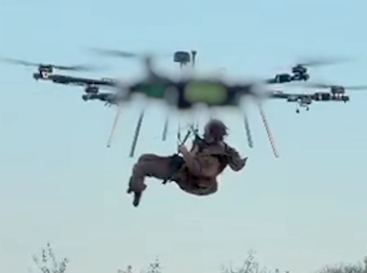 Spektakuläre Aufnahmen aus der Ukraine. Ein Soldat wird per Drohne evakuiert.