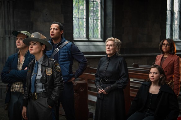 This image released by Netflix shows Andrew Scott, from left, Mila Kunis, Daryl McCormack, Glenn Close, Cailee Spaeny, and Kerry Washington in a scene from "Wake Up Dead Man: A Knives Out Mystery ...
