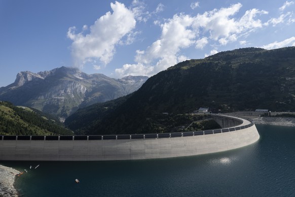 Blick auf die Solaranlage der Elektrizitaetswerke Zuerich am Stausee Lago di Lei, aufgenommen am Donnerstag, 11. August 2022, in Ferrera. Die Anlage mit 1000 Solarmodulen wird 550 Meter lang und soll  ...