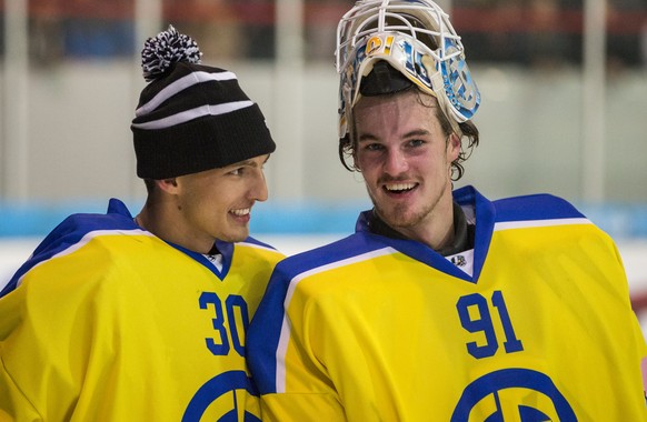 HC Davos Torhueter Joren van Pottelberghe, links, der die ersten 30 Minuten spielte, und Torhueter Gilles Senn im Gespraech nach dem 2-10 Sieg im 1/16-Finalspiel des Swiss Ice Hockey Cup zwischen dem  ...