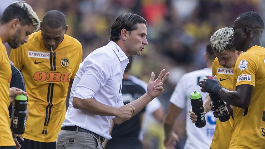 YB Cheftrainer Gerry Seoane spricht waehrend einer Trinkpause zu seinen Spielern, von links, Loris Benito und Guillaume Hoarau, sowie von rechts, Sekou Sanogo und Christian Fassnacht, im Fussball Meis ...