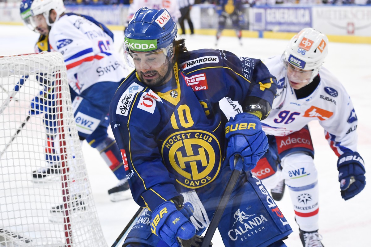 Davos' Andres Ambuehl, links, gegen Zuerichs Tim Berni, beim Eishockey-Qualifikationsspiel der National League zwischen dem HC Davos und den ZSC Lions, am Dienstag, 7. Januar 2020, im Eisstadion  ...