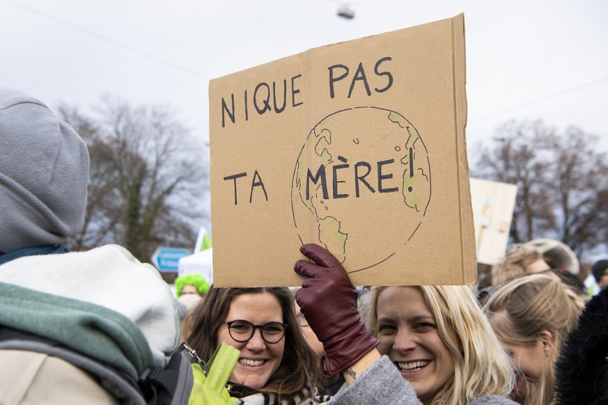 Menschen demonstrieren mit Plakaten waehrend eines Klima-Marsches, am Samstag, 8. Dezember 2018 in Bern. Die Demonstranten rufen die Schweizer Politik zu mehr Engagement im Kampf gegen den Klima-Wande ...