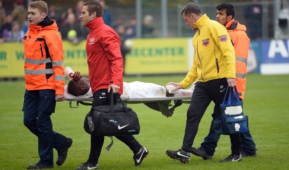 FCZ-Mittelfeld-Motor Gilles Yapi muss nach dem bösen Foul von&nbsp;Sandro Wieser vom Platz getragen werden.