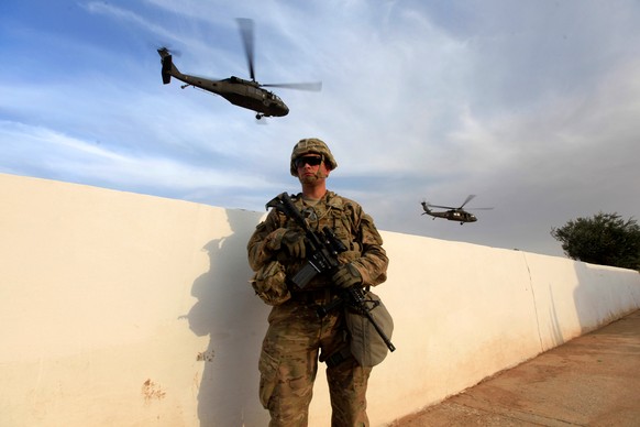 A U.S army soldier stands with his weapon at a military base in the Makhmour area near Mosul during an operation to attack Islamic State militants in Mosul, Iraq, October 18, 2016. REUTERS/Alaa Al-Mar ...