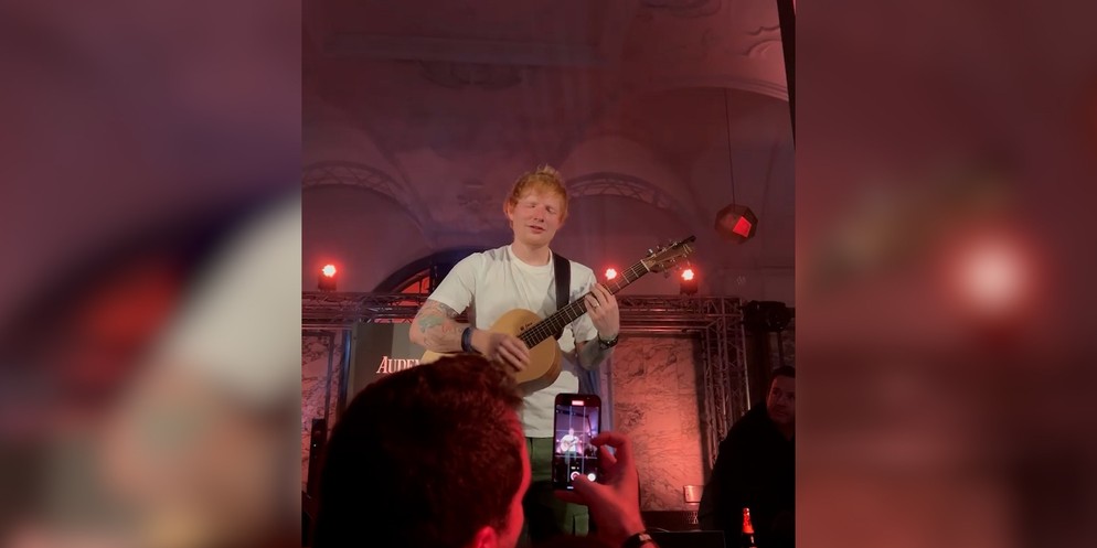 Bevor der britische Superstar am 16. und 17 September im Letzigrund auftritt, gönnte sich der «Perfect»-Sänger eine kleine Züri-Tour. Zmittag im Kreis 1 und ein geheimer Auftritt in der alten Bank-Sch ...