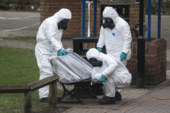 epa06623860 Army officers remove the bench, where Sergei Skripal and his daughter were found, in Salisbury, Wiltshire, Britain, 23 March 2018. Former Russian spy Sergei Skripal, who lived in Salisbury ...