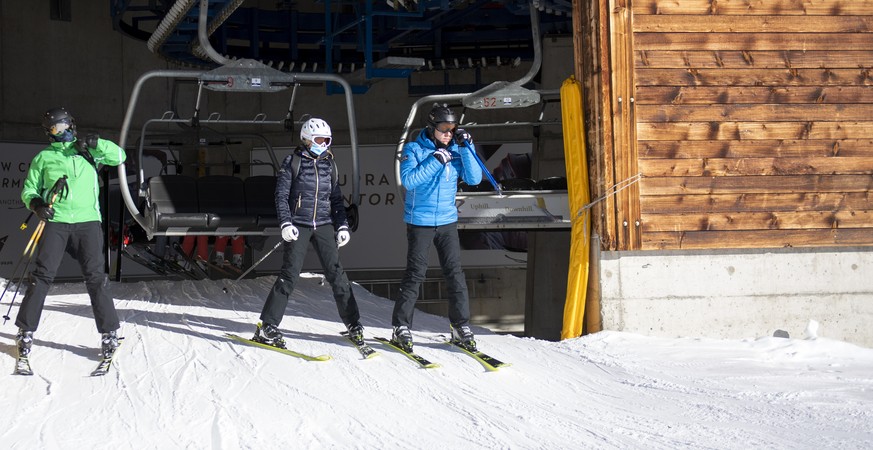 Skifahrer mit Schutzmaske verlassen den Sessellift Lauberhorn, aufgenommen am Freitag, 8. Januar 2021, im Skigebiet Grindelwald - Wengen. Die Berner Skigebiete bleiben trotz Coronavirus geoeffnet, mit ...