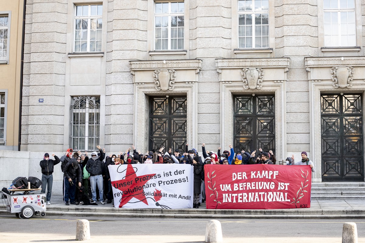 Mitglieder der Antifa und linken Gruppierungen besammeln sich vor dem Bezirksgericht Zuerich zum Prozess wegen Landfriedensbruch der linksextremen Aktivistin Andrea Stauffacher am Mittwoch, 25. Maerz  ...