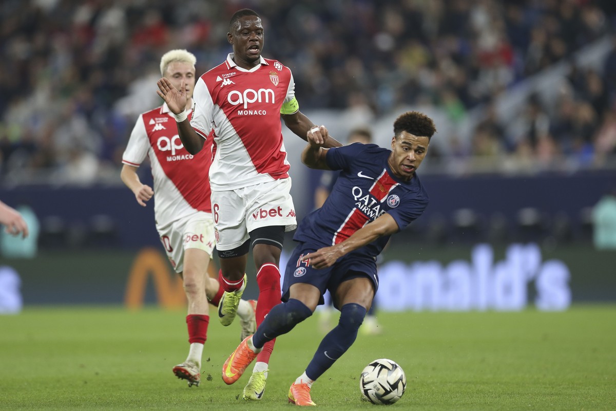 PSG's Desire Doue in action in front of Monaco's Denis Zakaria during the French Super Cup final match between Paris Saint Germain and Monaco in Doha, Qatar, on Sunday, Jan. 5, 2025.(AP Phot ...
