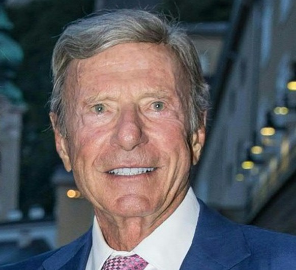ABD0084_20230728 - SALZBURG - ÖSTERREICH: Der Schweizer Unternehmer Hans-Peter Wild mit Frau Christine , vor Beginn des Konzerts "Ein deutsches Requiem" am Freitag, 28. Juli 2023 in Salzburg ...