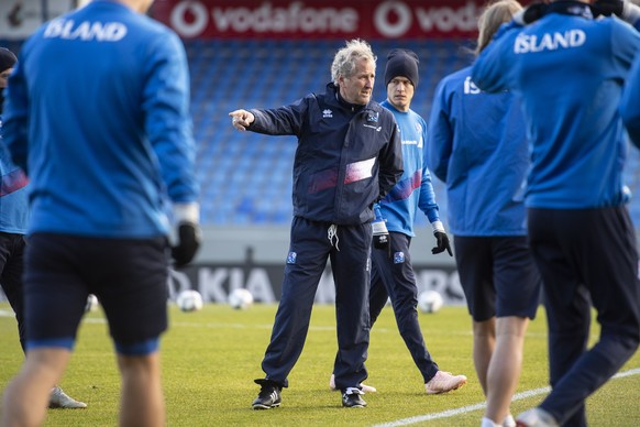 epa07092604 Iceland&#039;s head coach Erik Hamren (C) attends a training session at the Laugardalsvoellur stadium in Reykjavik, Iceland, 14 October 2018. Iceland will face Switzerland in their UEFA Na ...