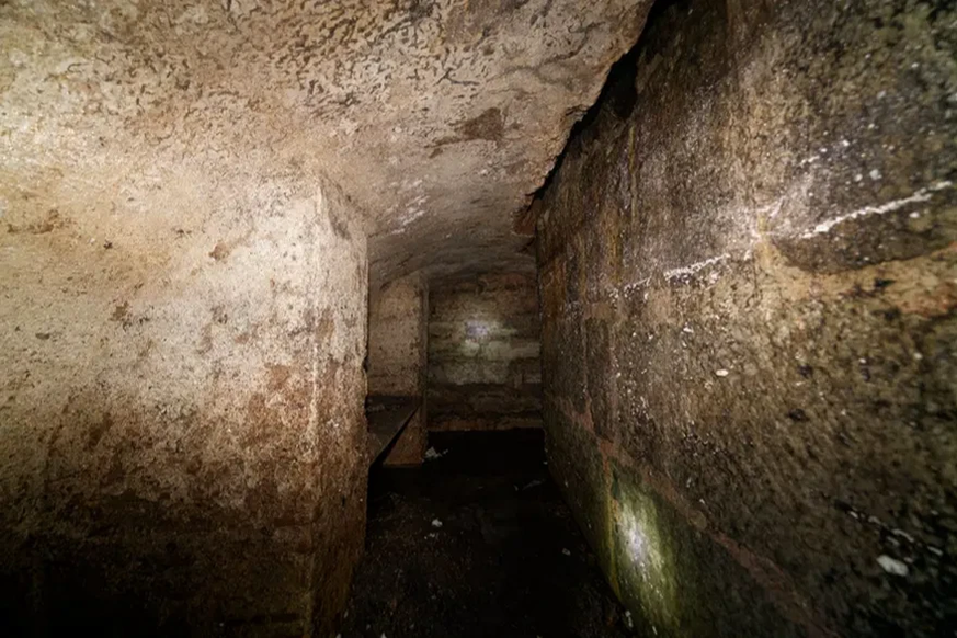 Tunnel unter der HAgia Sophia in Istanbul.
https://www.yenisafak.com/hayat/ayasofyanin-altindaki-9-kilometrelik-gizemli-tunel-agi-ziyarete-aciliyor-bakan-ersoy-mujdeyi-verdi-4856687