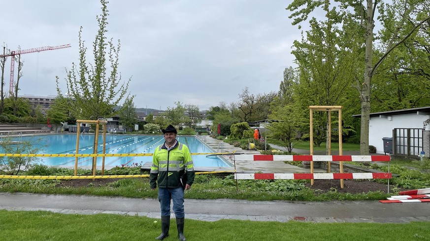 Daniel Wäfler von «Grün Stadt Zürich» steht vor neu gepflanzten Bäumen im Freibad Letzigraben.