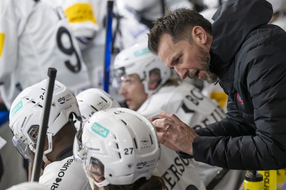 Headcoach Lars Leuenberger (HCFG) im Qualifikationsspiel der Eishockey National League zwischen dem HC Ajoie und dem HC Fribourg-Gotteron in der Raiffeisen Arena in Porrentruy, am Freitag, 17. Januar  ...