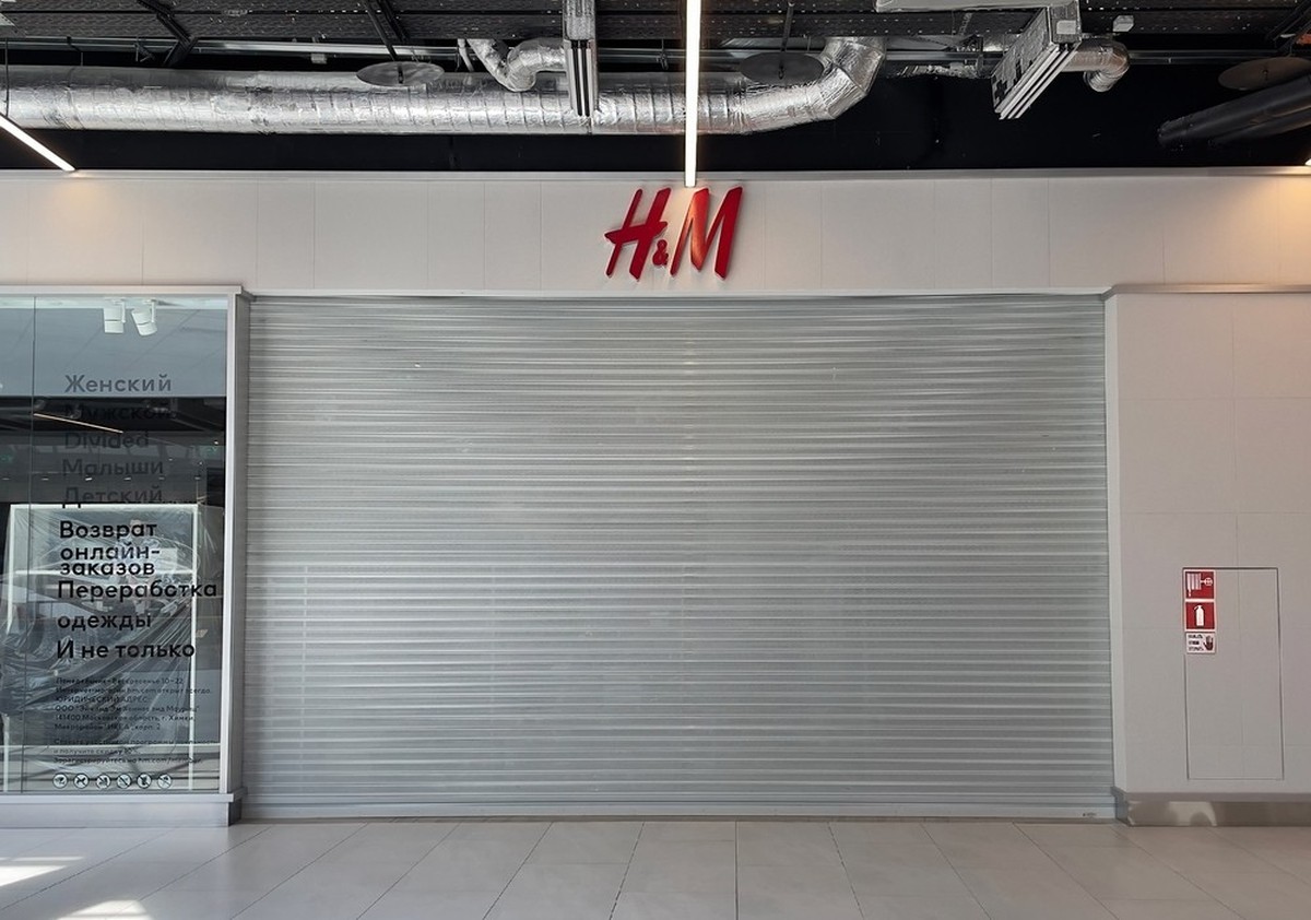 Moscou, Russie - 07.18.2022: Fermeture du magasin HM dans le centre commercial Europolis. Le groupe HM quitte la Russie.