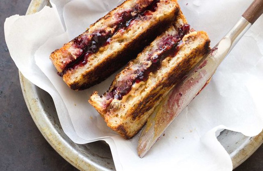 grilled peanut butter and jelly sandwich erdnussbutter confiture essen food https://www.livestrong.com/recipes/grilled-peanut-butter-jelly-sandwich/