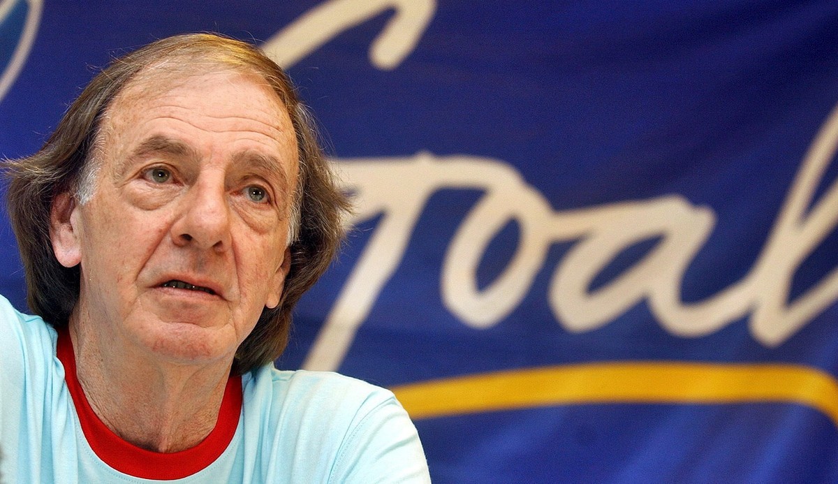 epa11320664 (FILE) - Argentinian soccer coach Cesar Luis Menotti addresses fellow Cuban coaches in Havana, Cuba, 05 October 2005 (re-issued 05 May 2024). Former Argentinian national head coach Cesar L ...