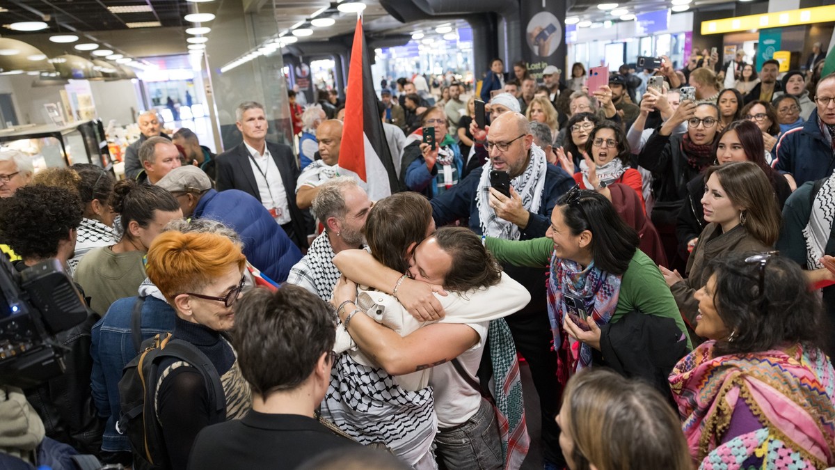-Soldaten-zwangen-uns-auf-die-Knie-Aktivisten-der-Gaza-Flottille-erz-hlen