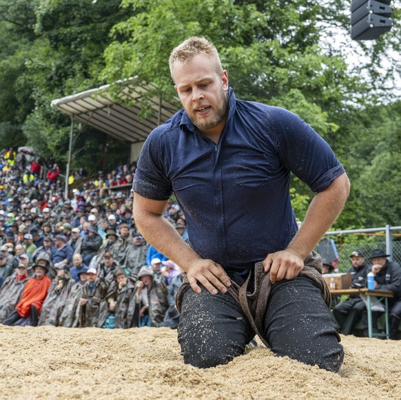 Adrian Odermatt im 3. Gang beim traditionellen Bruenigschwinget am Sonntag, 26, Juli 2025 auf dem Bruenigpass. (KEYSTONE/Urs Flueeler)