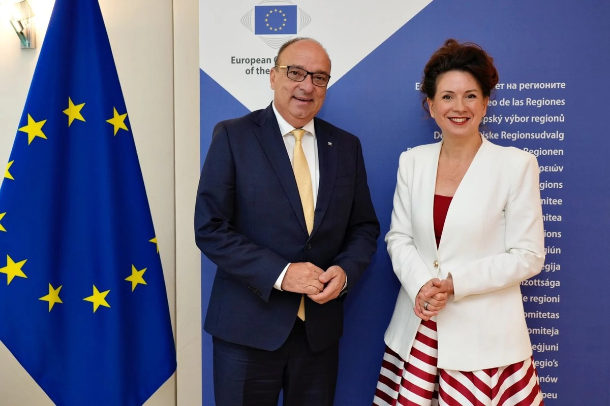 Markus Dieth, membre du Conseil d'État d'Argovie et président de la Conférence des gouvernements cantonaux, en compagnie de Kata Tüttö, présidente du Comité des régions de l'union europ ...