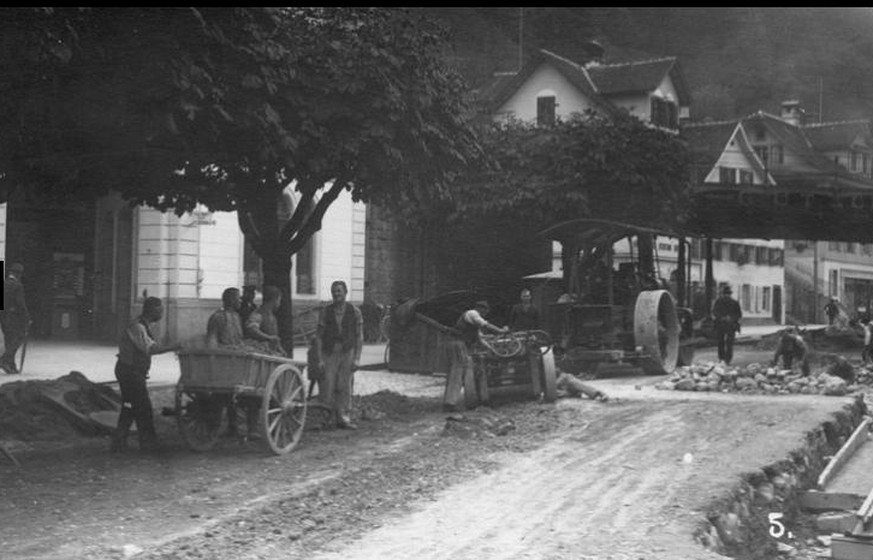 1925/26: Korrektion der Baselstrasse und Gleisbau.
