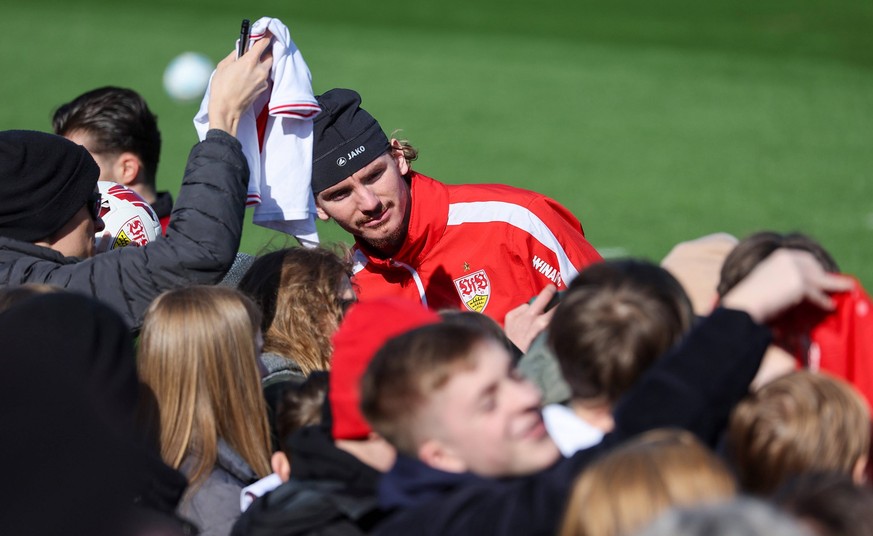 BAU// 03.03.2025 Stuttgart Fu�ball VfB Stuttgart Training, Nick Woltemade VfB macht Selfies mit den Fans *** BAU 03 03 2025 Stuttgart soccer VfB Stuttgart training, Nick Woltemade VfB takes selfies wi ...