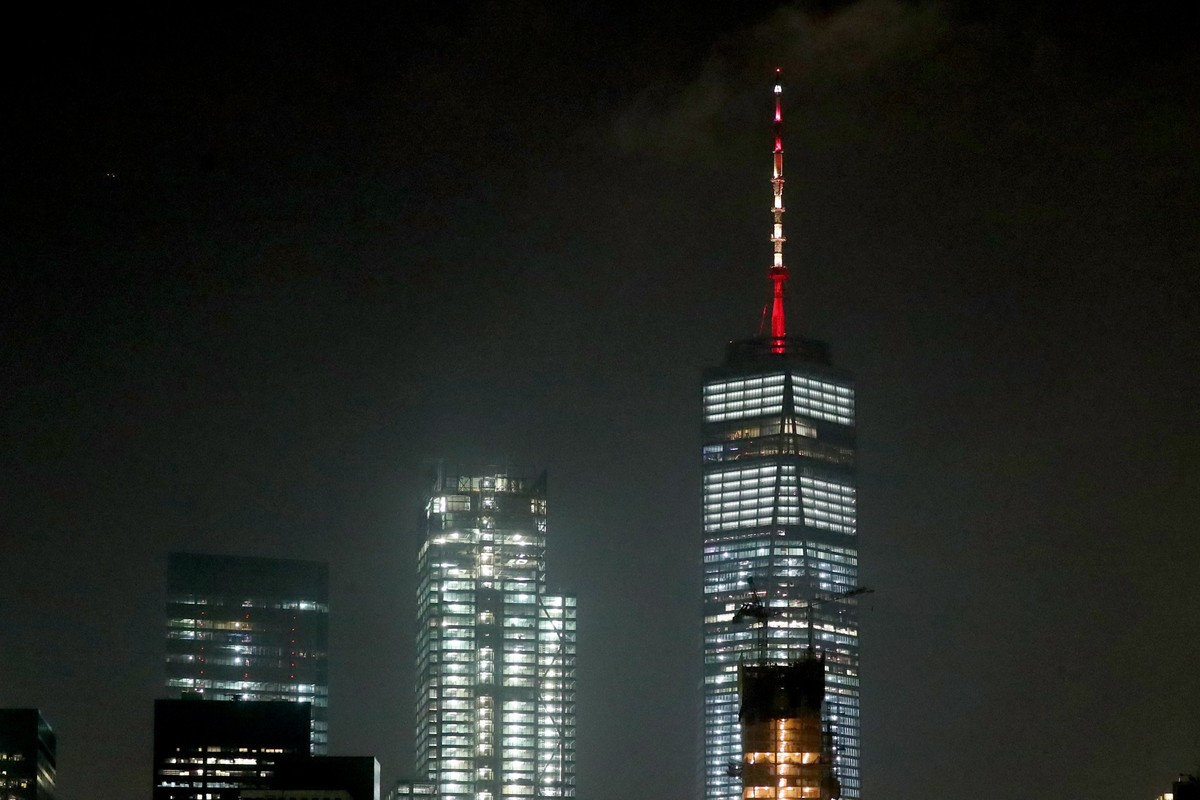 epaselect epa06149297 One World Trade Center's 408-foot spire is lit in the colors of the Spanish national flag to honor the victims of the vehicle attack in Barcelona; in New York, New York, 17  ...