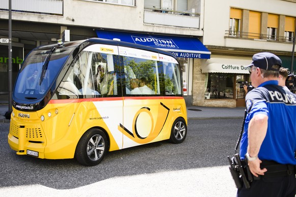 ARCHIVBILD ZUR VERLAENGERUNG DES TESTS MIT SELBSTFAHRENDEN BUSSEN IN SION, AM DIENSTAG, 17. OKTOBER 2017 - Ein autonomer Shuttle im Testbetrieb anlaesslich der Medienkonferenz zum Start des Testbetrie ...