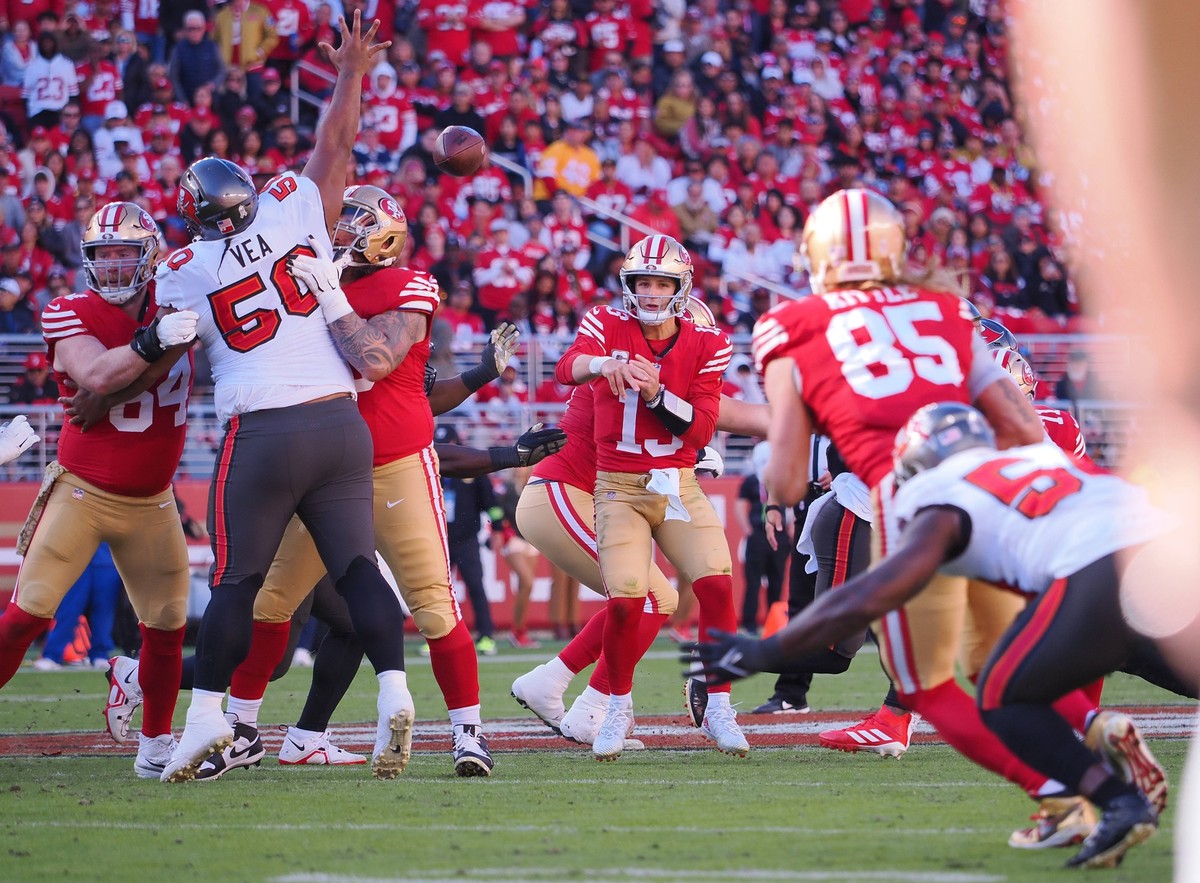 NFL, American Football Herren, USA Tampa Bay Buccaneers at San Francisco 49ers Nov 19, 2023 Santa Clara, California, USA San Francisco 49ers quarterback Brock Purdy 13 throws the ball to tight end Geo ...