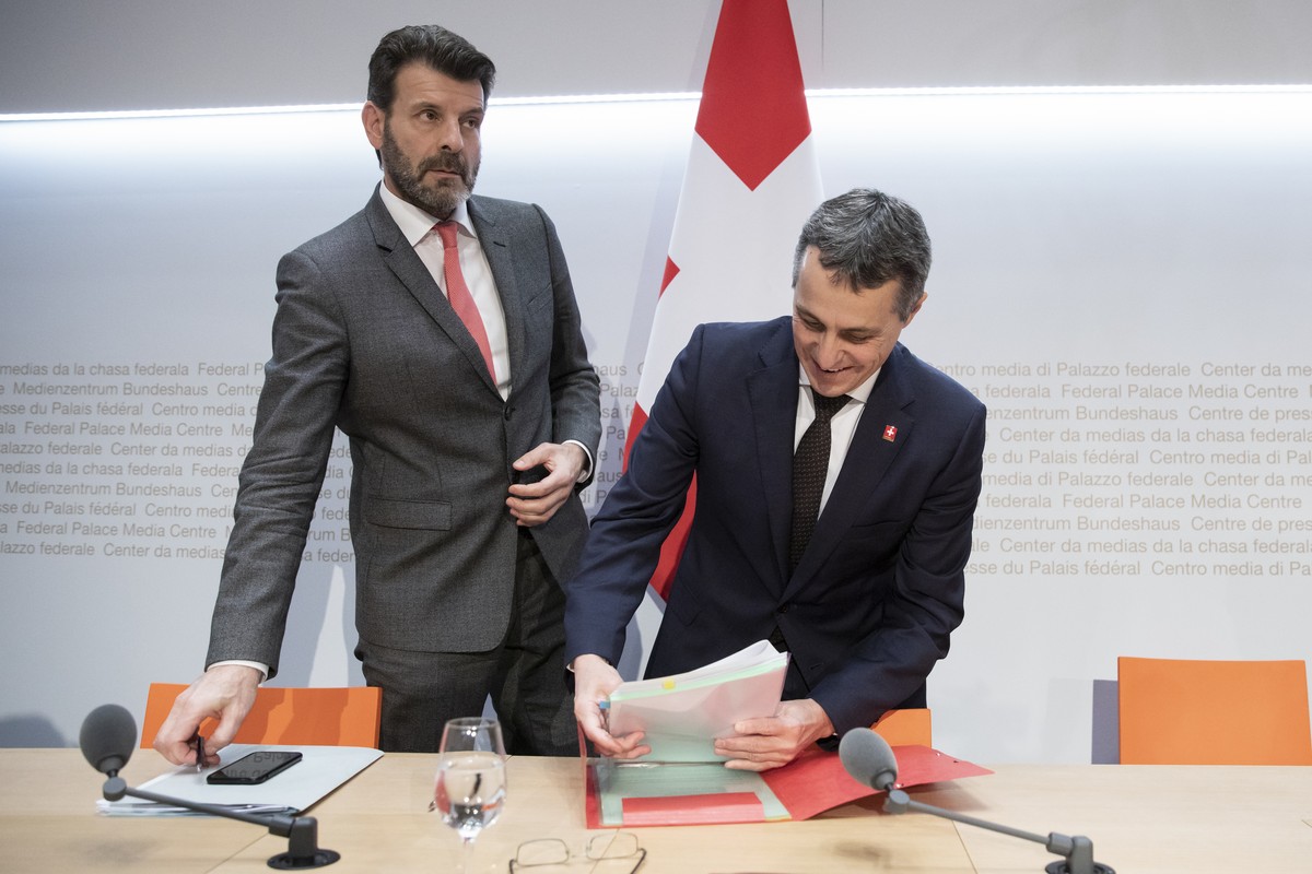 Bundesrat Ignazio Cassis, rechts, und Staatssekretaer Roberto Balzaretti, am Ende einer Medienkonferenz, am Freitag, 7. Dezember 2018 in Bern. Der Bundesrat informierte ueber das Rahmenabkommen mit de ...