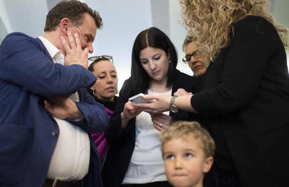 Regierungsrats-Kandidatin Laura Bucher (SP), Mitte, verfolgt Resultate, bei den Wahlen im Kanton St. Gallen, am Sonntag, 8. Maerz 2020, in St. Gallen. (KEYSTONE/Gian Ehrenzeller)