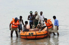 Betroffene werden mit einem Boot gerettet.
