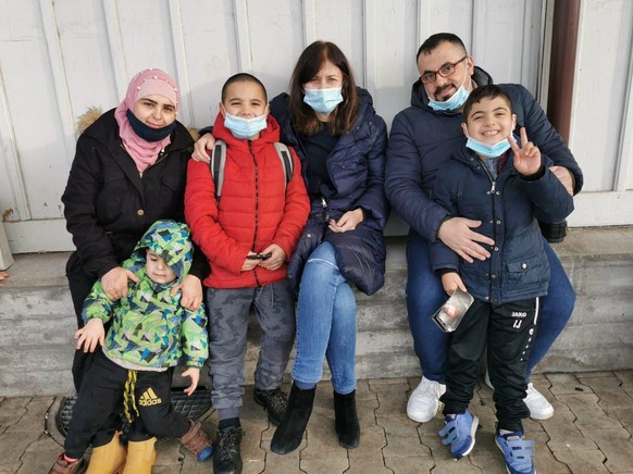 Suha und Omar Jneid mit drei Kindern und einer Freundin heute.