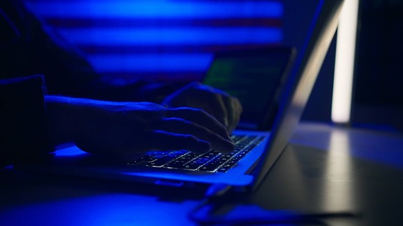 Hacker mit Laptop (Symbolbild)