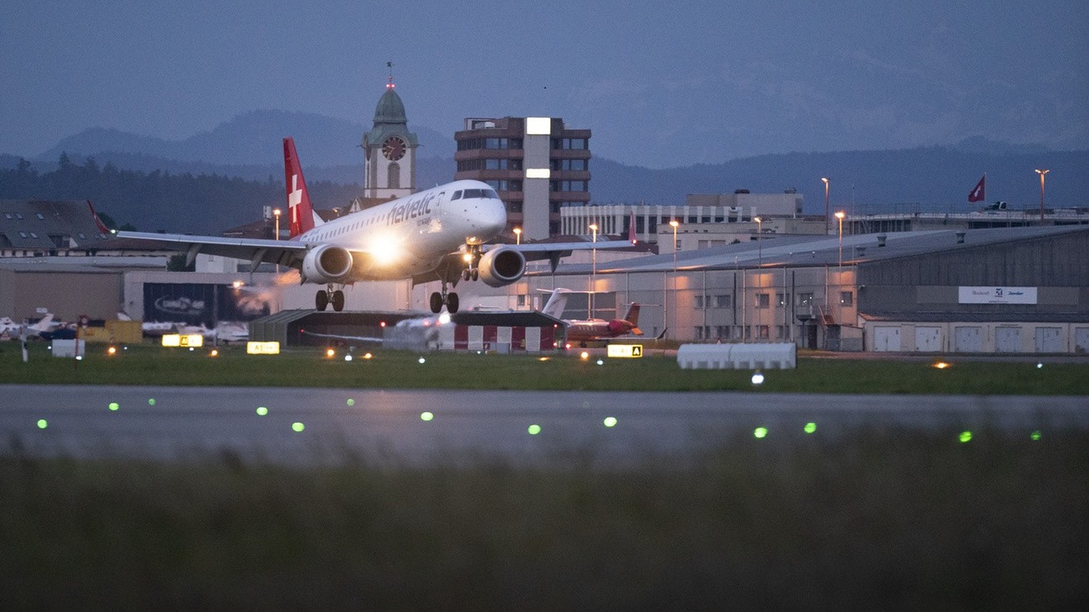 An Embraer 190 aircraft from Helvetic Airways at Zurich Airport in Kloten, Switzerland, photographed on 5 June 2019. (KEYSTONE/Gaetan Bally)

Ein Flugzeug des Typs Embraer 190 von Helvetic Airways am  ...