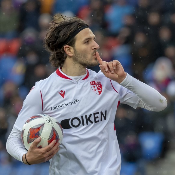 Sions Anto Grgic provoziert mit seinem Jubel nach seinem 3:3 die Fans in der Muttenzer Kurve im Fussball Meisterschaftsspiel der Super League zwischen dem FC Basel 1893 und dem FC Sion im Stadion St.  ...