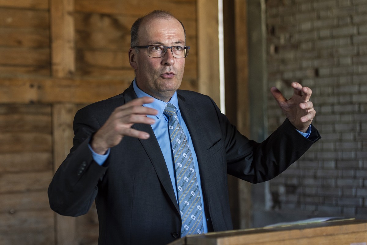 Markus Ritter, Nationalrat CVP SG, Praesident Schweizer Bauernverband und Landwirt, spricht an der Medieninformation des Schweizer Bauernverbandes ueber das Thema "Pflanzenschutz - die Bauern sin ...