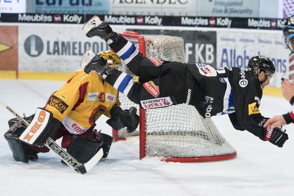 Fribourgs Jim Slater, rechts, trifft Langnaus Goalie Damiano Ciaccio zum 4:2 im Eishockey Meisterschaftsspiel der National League zwischen dem HC Fribourg-Gotteron und den SCL Tigers, am Freitag, 17.  ...