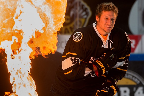 Luganos Spieler Damien Brunner praesentiert sich den Fans beim ersten Training des HC Lugano fuer die Saison 2015/16, am Sonntag, 2. August 2015, in Lugano. (KEYSTONE/Ti-Press/Carlo Reguzzi)