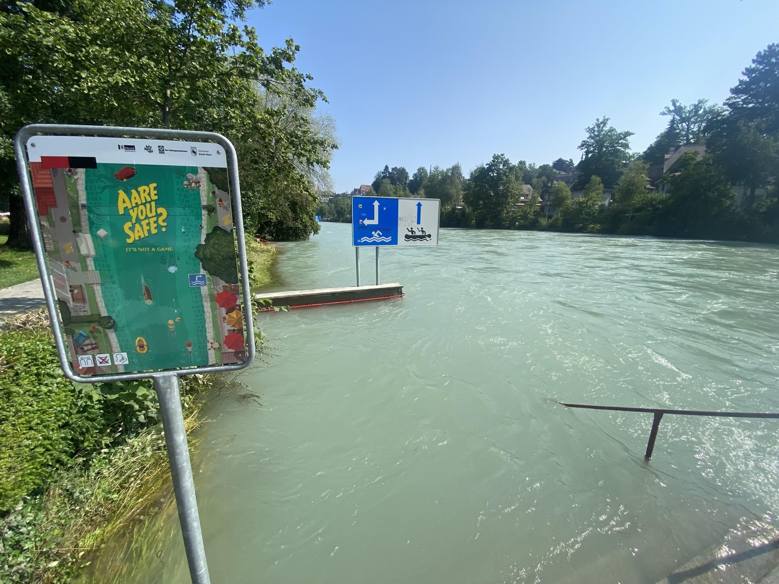 Die Aare nach dem Hochwasser im Berner Marzilibad.