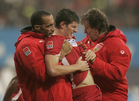 Frustbewältigung auf Mario Gomez' Art: Als sich der Deutsche beim VfB Stuttgart das Innenband riss, war der Frust so riesig, dass er ihn mit einem Schlag gegen den Arztkoffer rausliess. Ein Handbruch ...