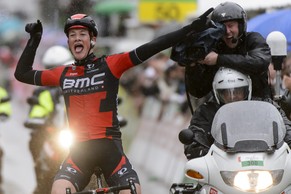 Youngster Stefan Küng fährt in Fribourg als erster über die Ziellinie.