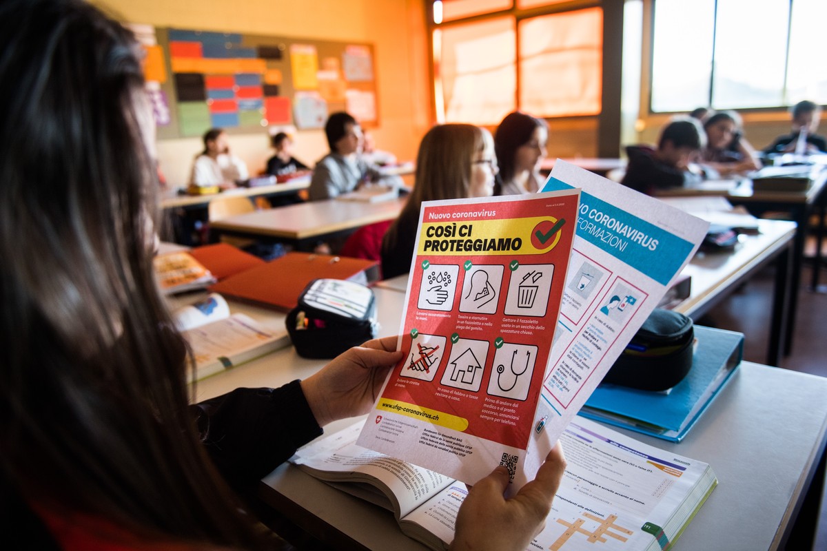 Eine Schuelerin liest Informationsbroschueren zum Coronavirus, aufgenommen am Mittwoch, 4. Maerz 2020, in Stabio. Der Kanton hat Informationsbroschueren zum Umgang mit dem ausgebrochenen Coronavirus v ...