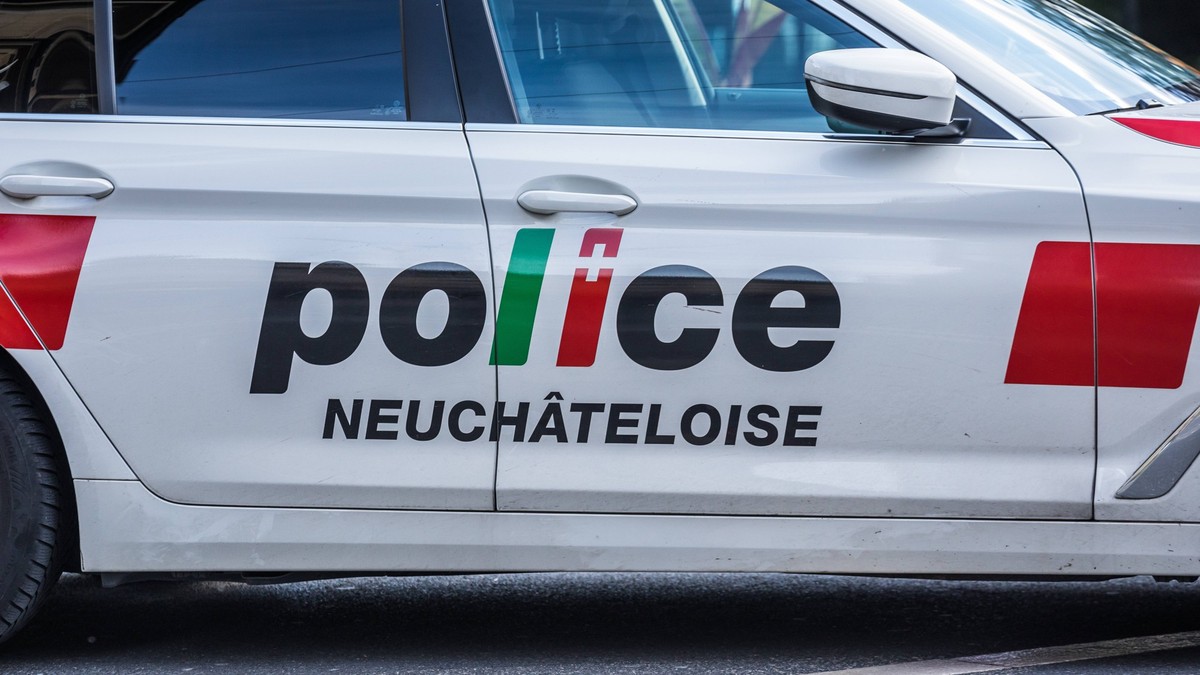 Neuenburg, Schweiz - 22. Mai 2021: Ein Polizeifahrzeug der Kantonspolizei Neuenburg steht unmittelbar beim Bahnhof Neuenburg.