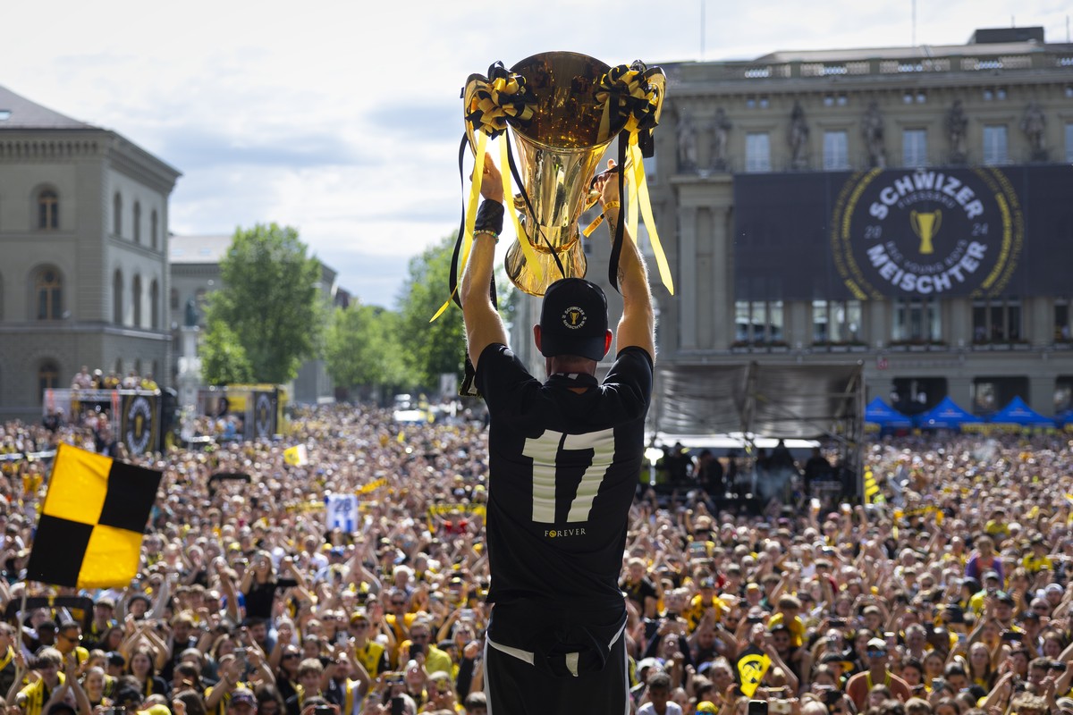 YB Captain Fabian Lustenberger praesentiert den Fans den Meisterpokal bei der Meisterfeier auf dem Bundesplatz, am Sonntag, 26. Mai 2024 in Bern. Der Umzug fuehrt vom Stadion Wankdorf zum Bundesplatz. ...