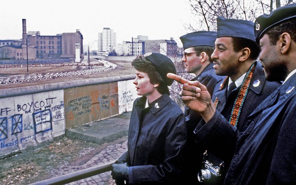 1982: US-Air-Force-Soldaten besichtigen die Berliner Mauer.