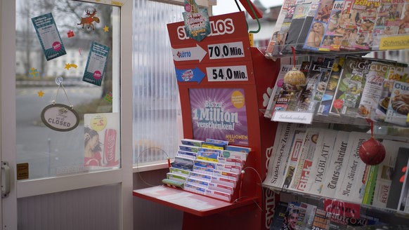 ZUR MELDUNG, DASS DER REKORD-JACKPOT IM SCHWEIZER LOTTO GEKNACKT WURDE, STELLEN WIR IHNEN AM SAMSTAG, 17. DEZEMBER 2016, FOLGENDES ARCHIVBILD ZUR VERFUEGUNG - Blick auf einen Stand mit Losen von Swiss ...